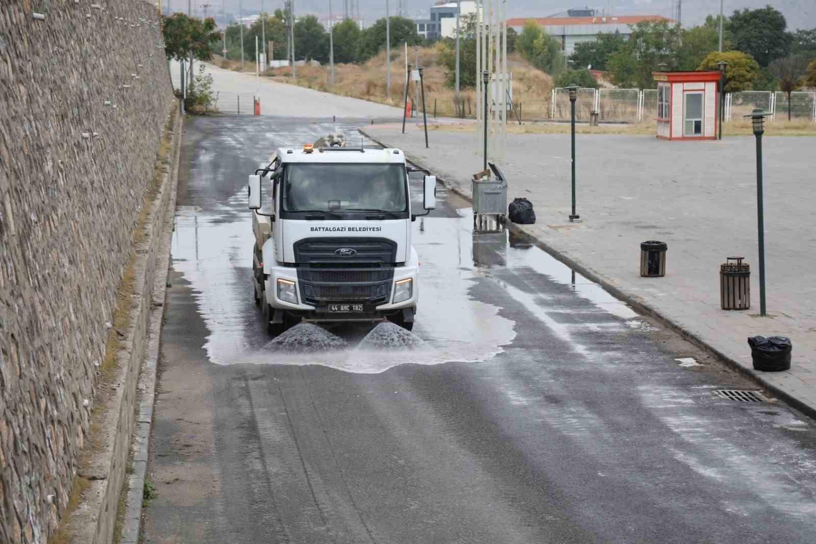 Battalgazi’de temizlik mesaisi: Ekipler merkezden kırsala sahada