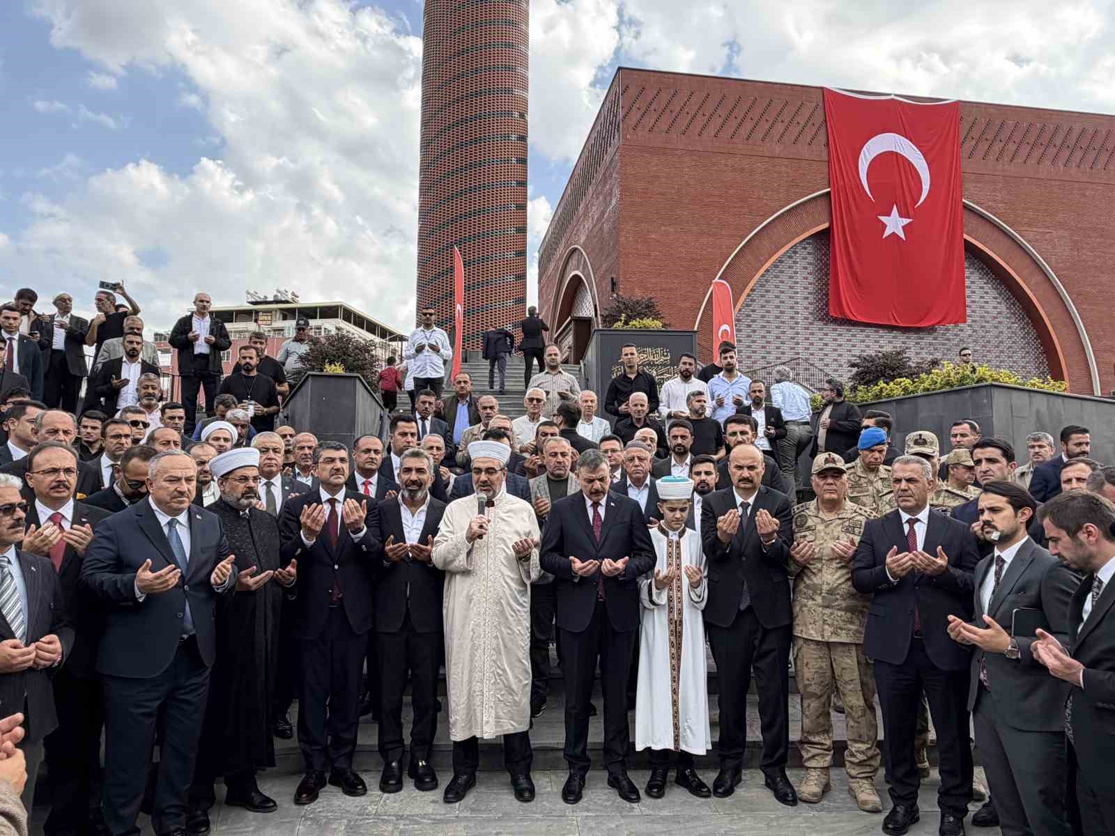 Batman’da Kardeşlik Külliyesi Camisi kapılarını açtı