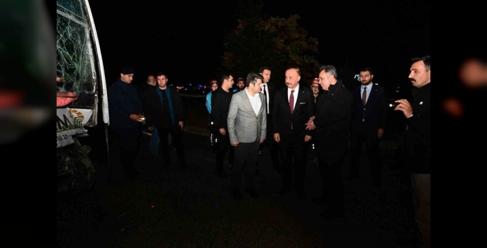 Isparta’da işçi servisi tıra çarptı: 17 kişi yaralandı