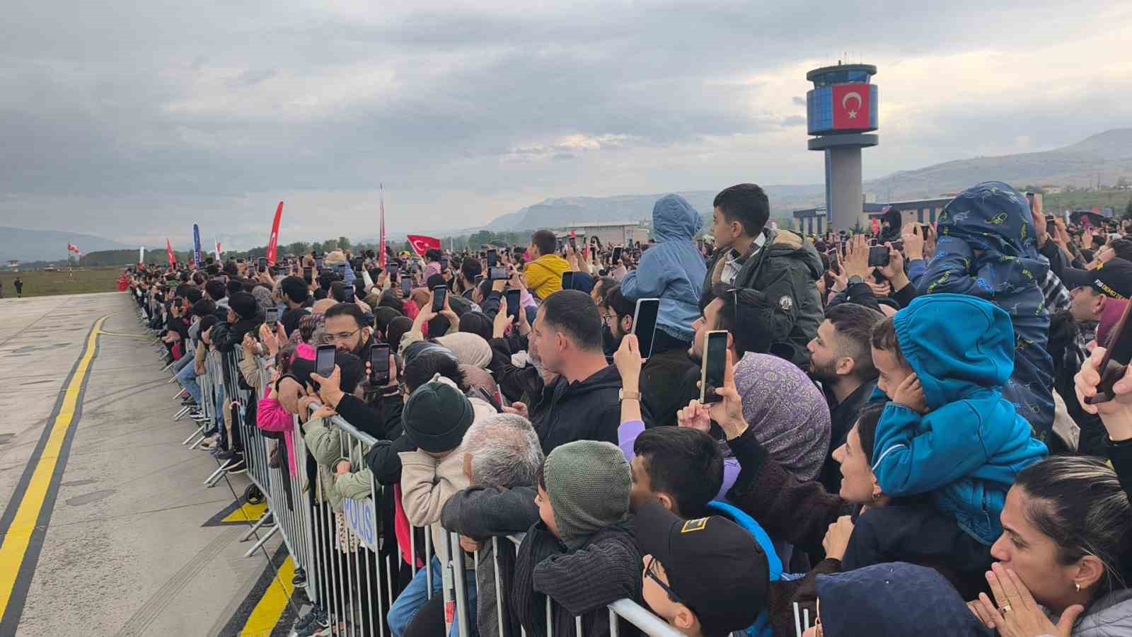 Tokat’ta gözler gökyüzüne çevrildi: SOLOTÜRK’e binlerce kişilik ilgi