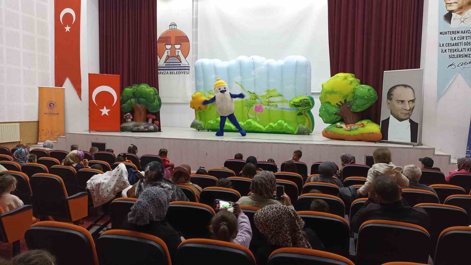 Havza’da çocukların tiyatro sevinci: Kaptan Pengu sahneye çıktı